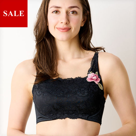 花柄モチーフ付きブラックの胸を小さく見せるブラ、モデル着用イメージ セールマーク付き