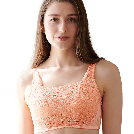 オレンジの胸を小さく見せるブラ、メイン商品画像。レース素材のブラを着用した女性モデルが微笑む正面写真。快適な着心地とエレガントなデザインを強調