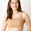 ベージュの胸を小さく見せるブラ、メイン商品画像。黒いレース素材のブラを着用した女性モデルが微笑む正面写真。快適な着心地とエレガントなデザインを強調