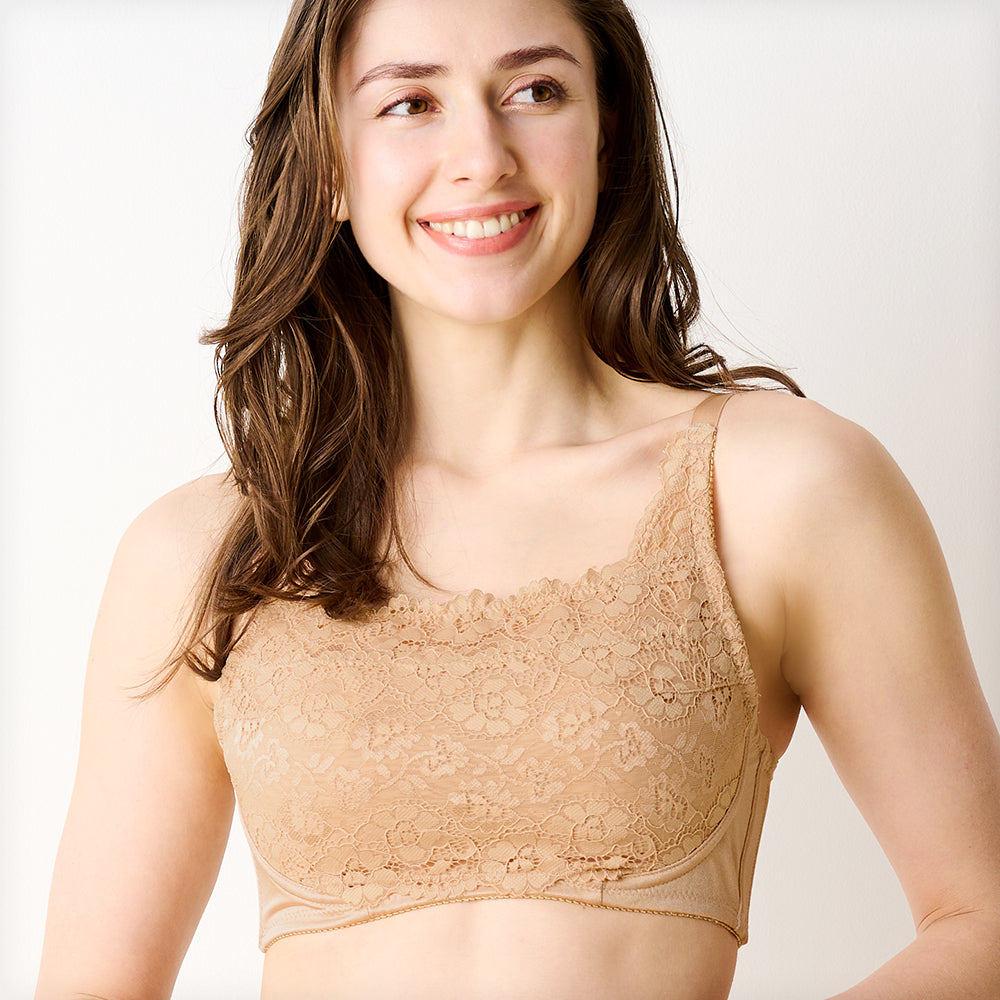 ベージュの胸を小さく見せるブラ、メイン商品画像。黒いレース素材のブラを着用した女性モデルが微笑む正面写真。快適な着心地とエレガントなデザインを強調
