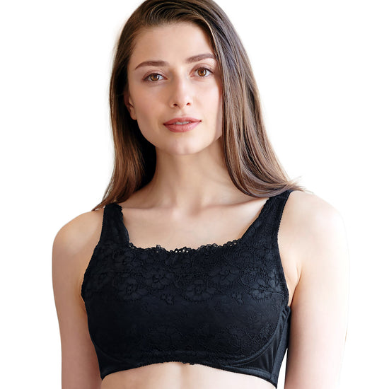 ブラックの胸を小さく見せるブラ、メイン商品画像。黒いレース素材のブラを着用した女性モデルが微笑む正面写真。快適な着心地とエレガントなデザインを強調