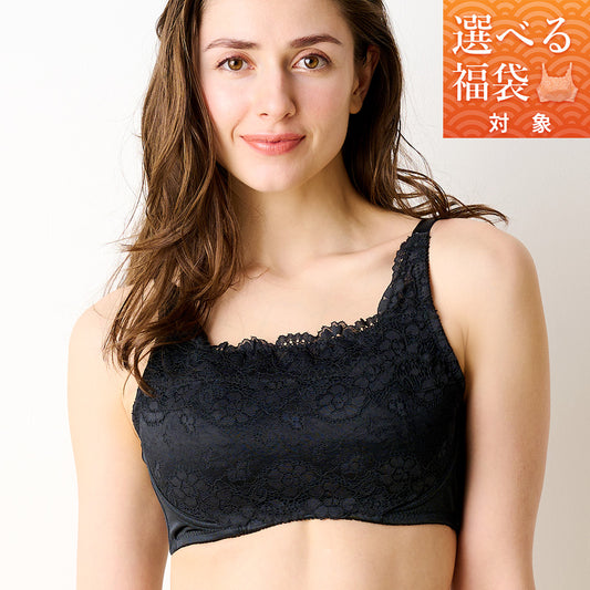 ブラックの胸を小さく見せるブラ、メイン商品画像。黒いレース素材のブラを着用した女性モデルが微笑む正面写真。快適な着心地とエレガントなデザインを強調