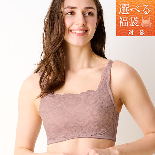 ダスティピンクの胸を小さく見せるブラ、メイン商品画像。レース素材のブラを着用した女性モデルが微笑む正面写真。快適な着心地とエレガントなデザインを強調