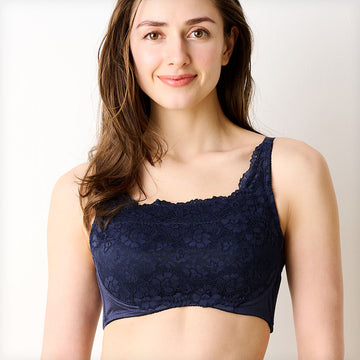 ネイビーの胸を小さく見せるブラ、メイン商品画像。黒いレース素材のブラを着用した女性モデルが微笑む正面写真。快適な着心地とエレガントなデザインを強調